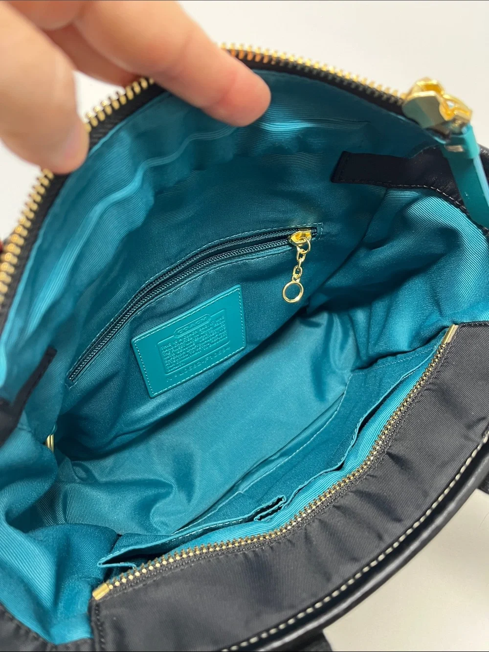 COACH HAMPTONS SMALL BLACK NYLON ZIP TOP TOTE WITH TEAL COLOR ACCENT LIKE NEW